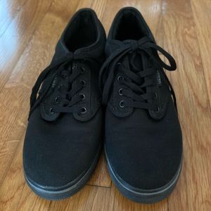 Black Vans tennis shoes